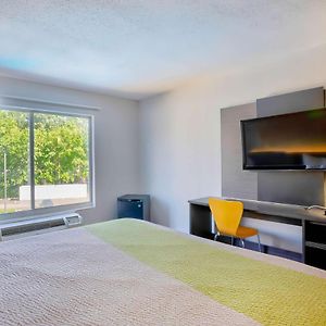 Zimmer mit Kingsize-Bett für Gäste mit Behinderungen